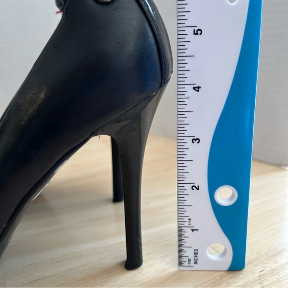 Guess Leather Heels/Size 6 - Picture 4 of 15